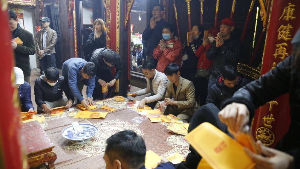 Người dân sắp ấn để cúng tại đền Trần.