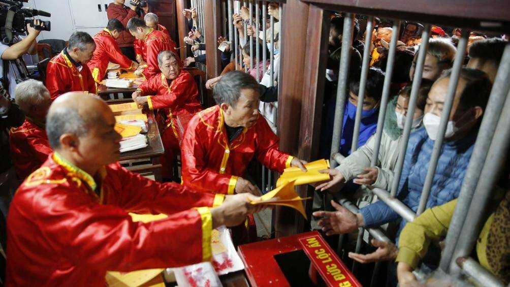 Theo quan sát, những ai lấy ấn đều phải bỏ tiền trước vào trong hòm công đức được đặt sát với khung cửa, nơi người dân xếp hàng. Trung bình để lấy được 1 ấn thì người dân và du khách bỏ vào hòm công đức từ 20 nghìn đồng trở lên.