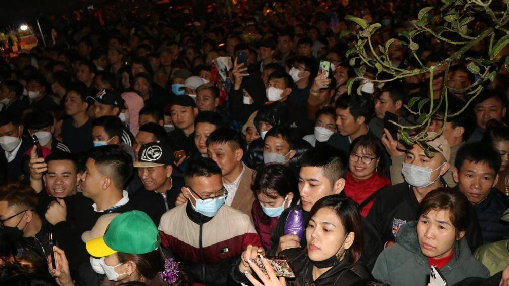 "Người dân đây có quan niệm nếu đến sớm lễ thì được may mắn trước tiên", chị Thu, người dân TP Ninh Bình cho hay.