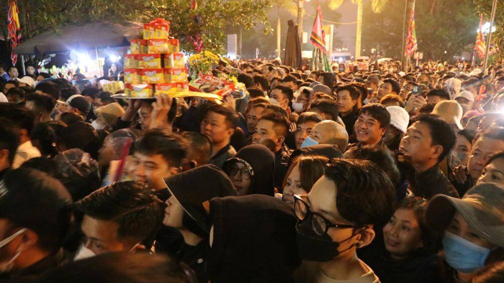 Các lực lượng chức năng vừa tuyên truyền, hướng dẫn nhưng người dân vẫn ùn ùn, chen lấn đổ vào khu vực dâng hương cầu lộc, cầu tài.
