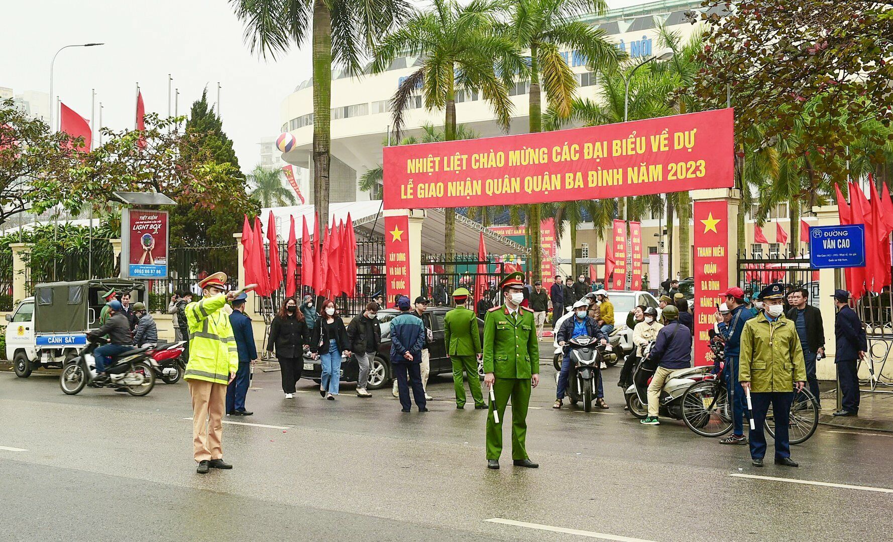 Tại cung thể thao Quần Ngựa, quận Ba Đình, rất nhiều người thân cũng đến đây để tiễn các tân binh lên đường nhập ngũ.