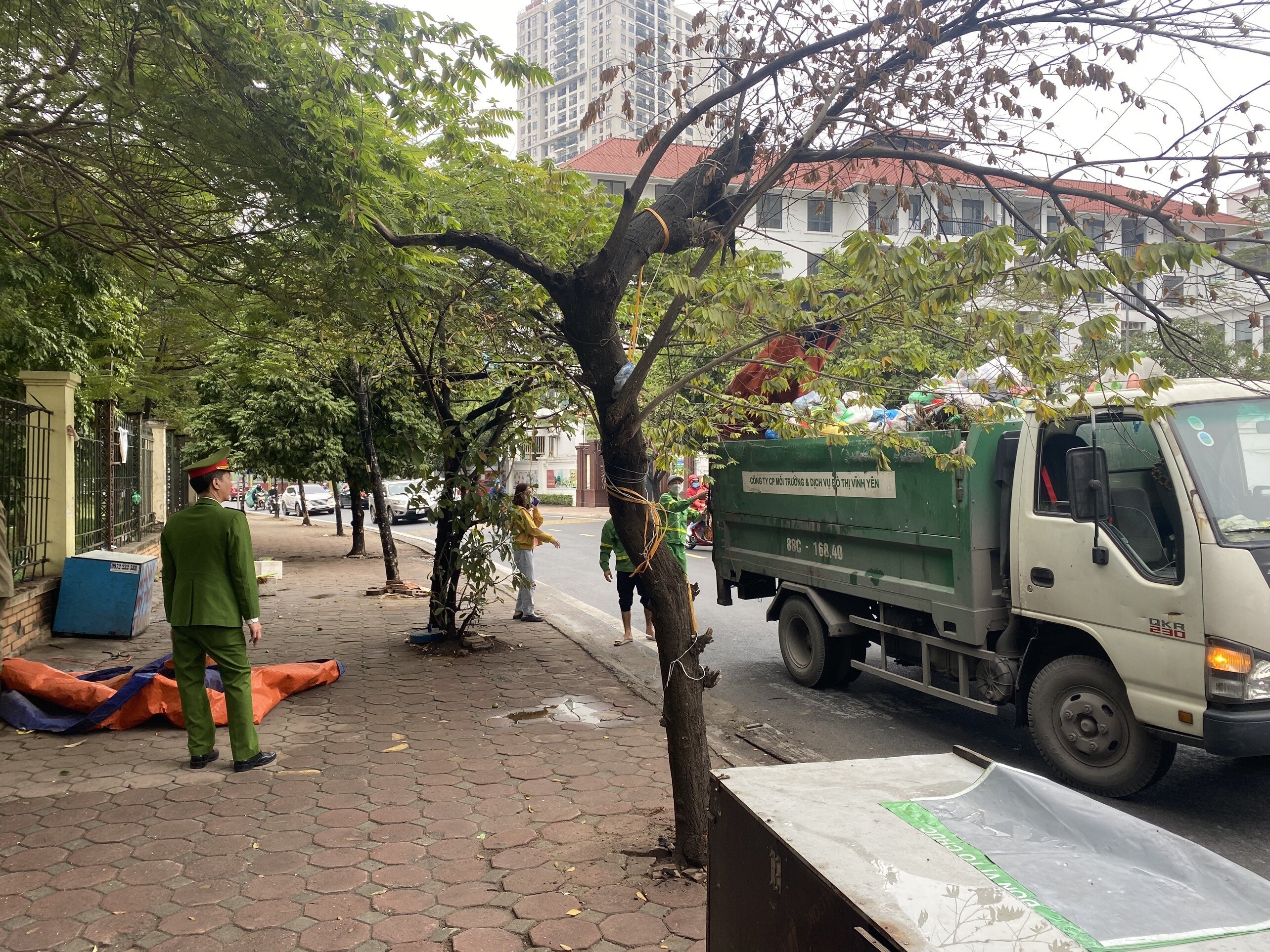 Trung tá Trương Quốc Chính - Phó trưởng Công an phường Dịch Vọng cho biết, trong quá trình xử lý các chủ quán nước tại đây sẵn sàng bỏ chạy, bởi dụng cụ bán hàng chỉ là mấy thùng xốp và ghế nhựa.
