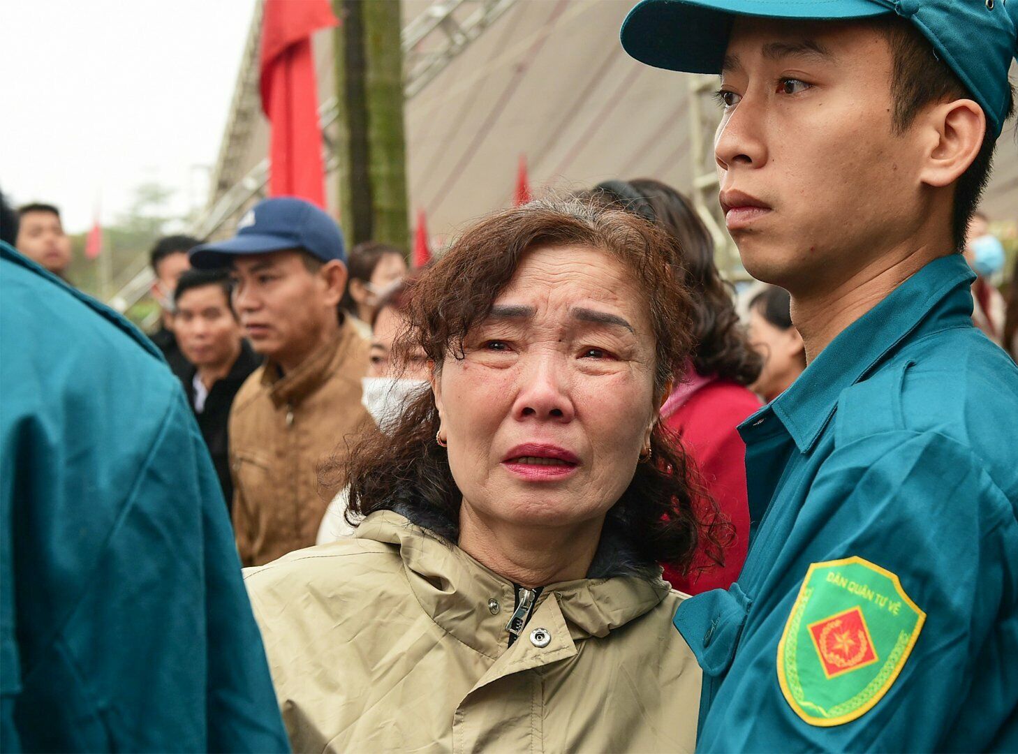 Nhiều người thân của các tân binh đã xúc động, không cầm được nước mắt.