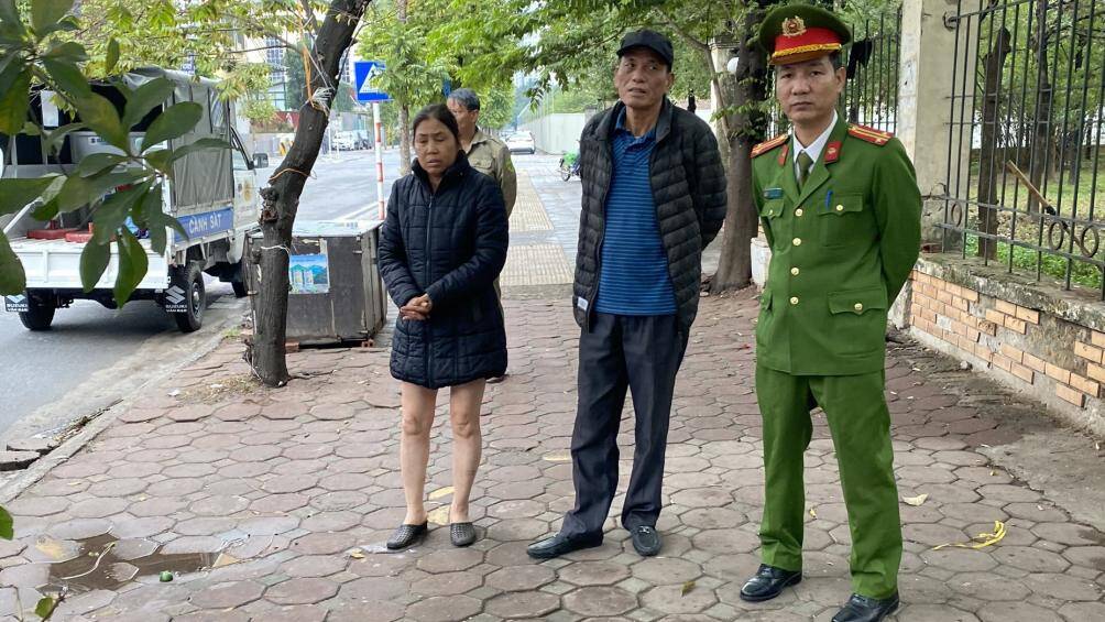 "Những đồ vật mà chủ hàng nước này sử dụng là rất rẻ tiền chính vì thế họ sẵn sàng bỏ của chạy lấy người mỗi khi lực lượng chức năng ra quân xử lý”, Trung tá Chính nói.