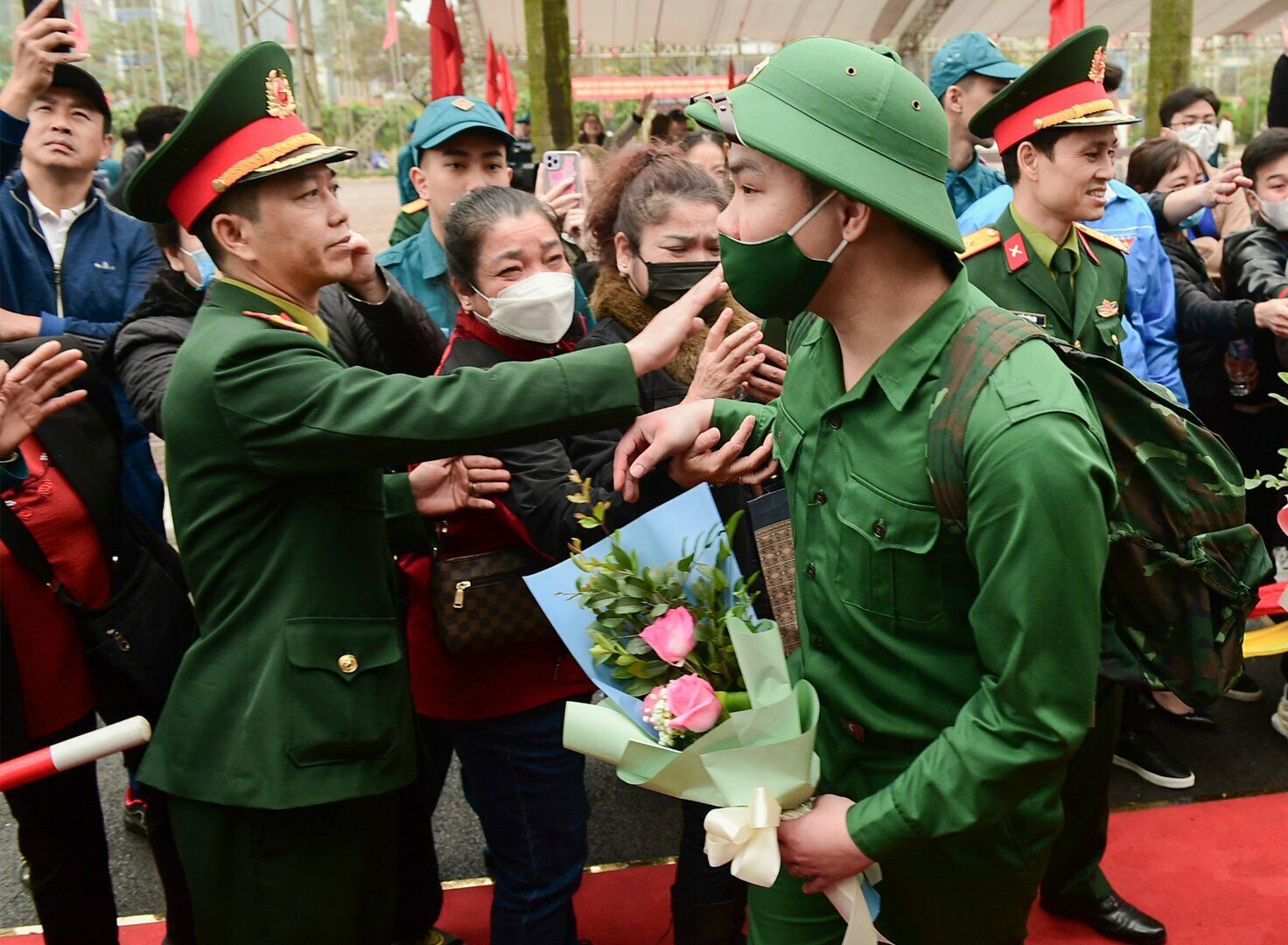 "Cố gắng giữ gìn sức khỏe và rèn luyện tốt để hoàn thành xuất sắc nhiệm vụ. Khi nào được phép thì điện về nhà cho mẹ con nhé", một người mẹ xúc động dặn dò con trai mình.