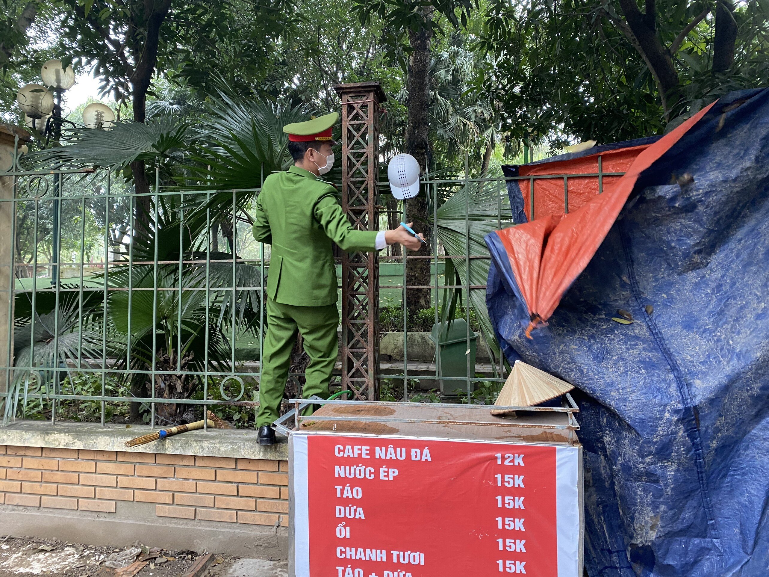 "Lực lượng công an phường và liên ngành thường xuyên tuần tra, xử lý những vi phạm trật tự đô thị tại vỉa hè xung quanh công viên Cầu Giấy, nhưng vì là buôn bán nhỏ lẻ, dụng cụ đơn giản nên không ít trường hợp đã xử lý nhưng lại tiếp tục đến đây bán nước. Tuy nhiên, chúng tôi sẽ cương quyết xử lý nghiêm những trường hợp tái phạm”, ông Chính nói.