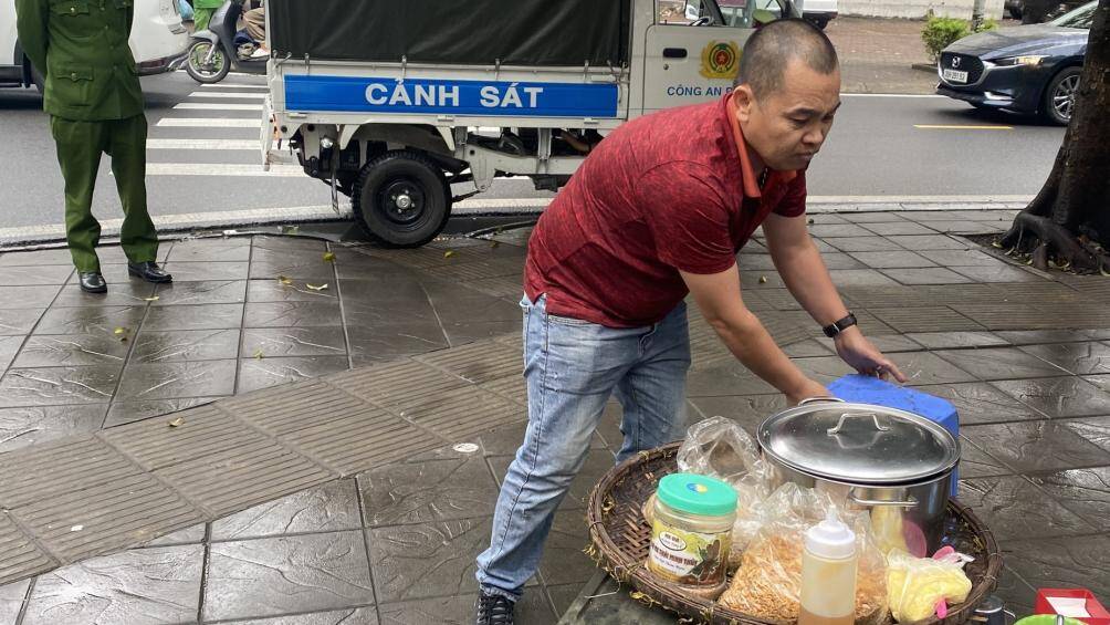 Một số hàng quán không kịp dọn dẹp thì người bán đã rời khỏi hiện trường, để lại đồ đạc kinh doanh trên vỉa hè.