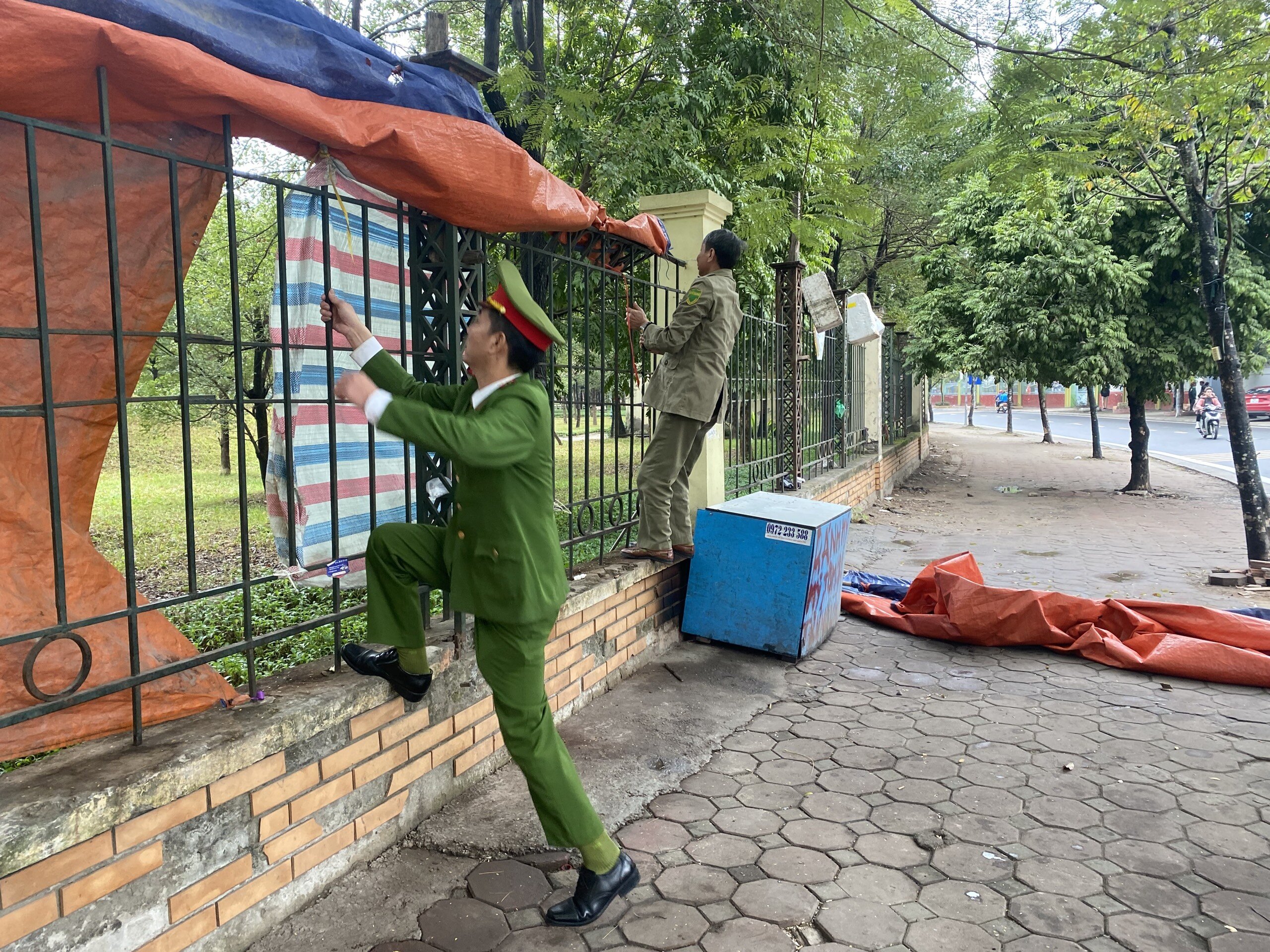 Cụ thể, Công an phường và dân phòng phường Dịch Vọng đã phối hợp tiến hành tháo dỡ hàng loạt những lều bạt của các hàng quán dựng lên tuỳ tiện tại vỉa hè công viên Cầu Giấy.