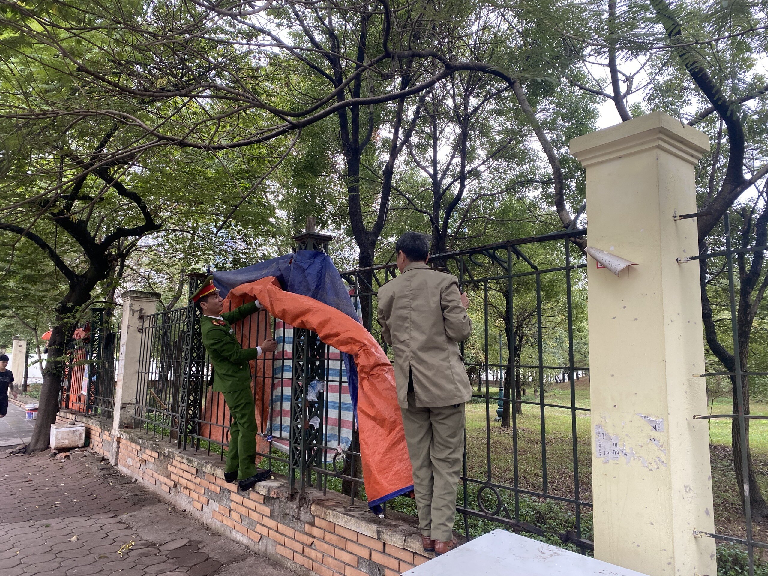 Trên phố Hoàng Quán Chi, lực lượng chức năng đã phát hiện và tiến hành tháo dỡ nhiều lều bạt.