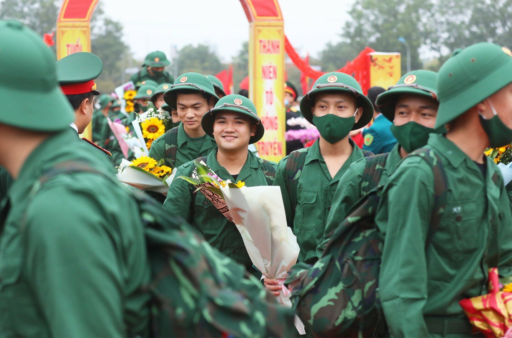 “Em rất vui mừng vì đã trúng tuyển nghĩa vụ quân sự năm 2023. Đây là trách nhiệm và nghĩa vụ rất thiêng liêng, chính vì thế em sẽ cố gắng để rèn luyện hết mình để hoàn thành xuất sắc nhiệm vụ  trong thời gian tới”, một tân binh ở huyện Đan Phượng cho hay.