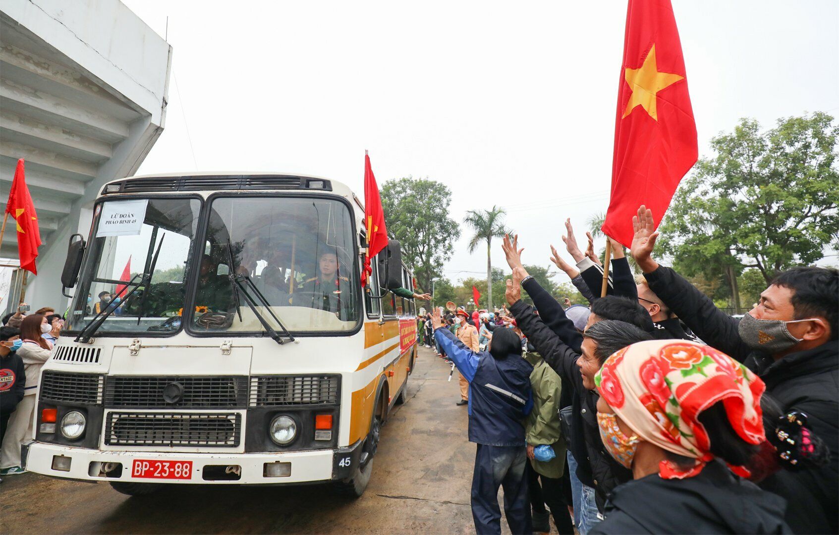 Đông đảo người thân của đã đến tiễn các tân binh lên đường nhập ngũ. Không ít trong số đó xúc động, bịn rịn nước mắt xen lẫn tự hào trong giây phút tạm chia tay.