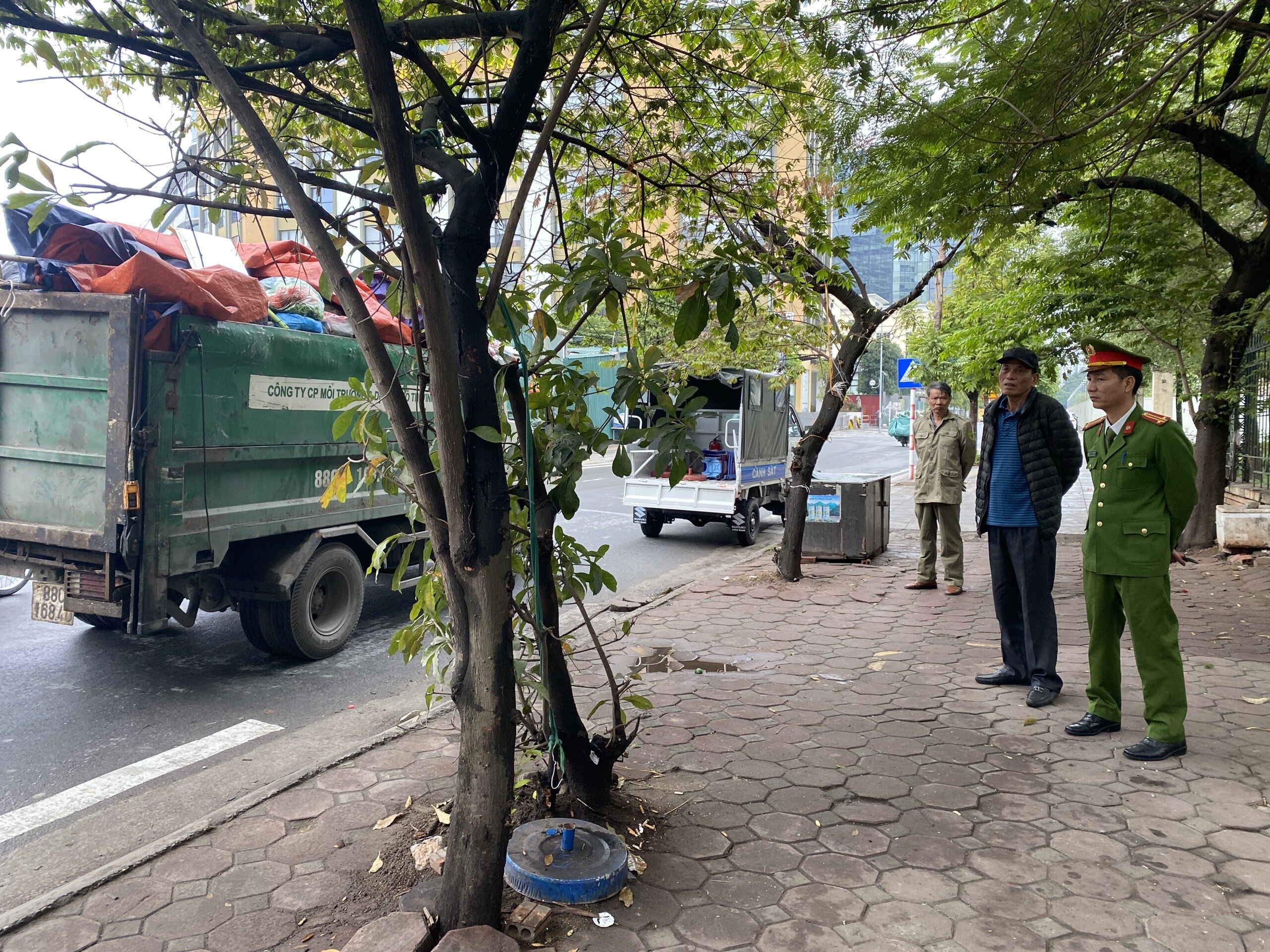 Tại phố Trương Công Giai, khi thấy lực lượng công an, nhiều chủ quán nước tại đây đã nhanh chóng bỏ chạy.