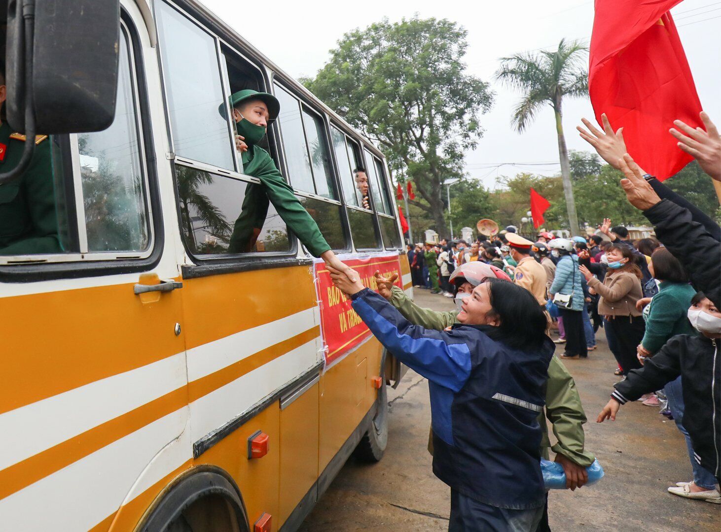 Xe đã chuyển bánh, nhiều người thân vẫn cố chạy theo, nắm tay con em mình giờ đã là một tân binh lên đường nhập ngũ.