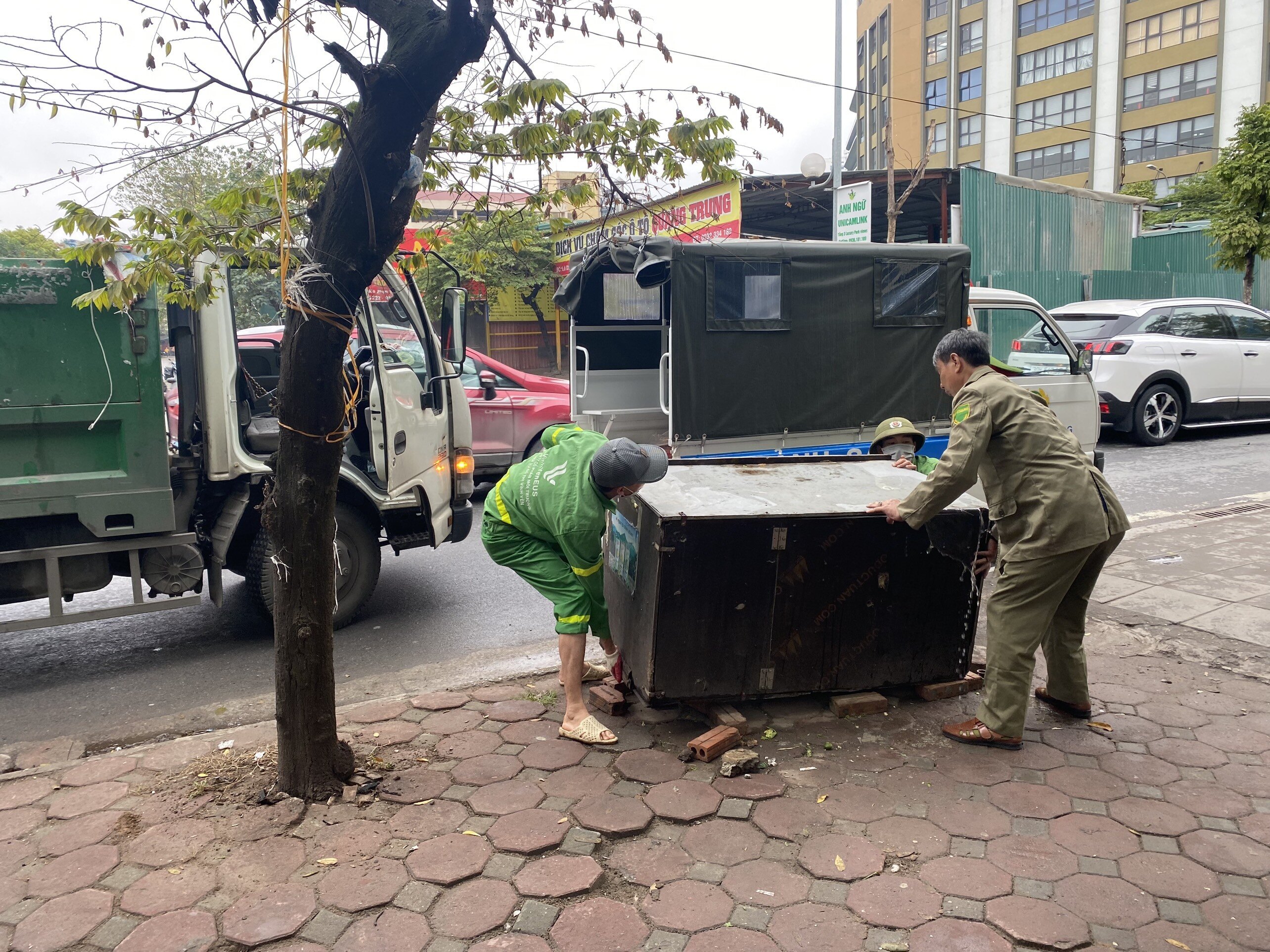 Trung tá Chính cũng cho biết, lực lượng công an phường và 197 của quận cũng thường xuyên ra quân xử lý những vi phạm về trật tự đô thị (bán hàng trái phép trên vỉa hè, ô tô dừng đỗ trái quy định) tại không gian xung quanh công viên Cầu Giấy.