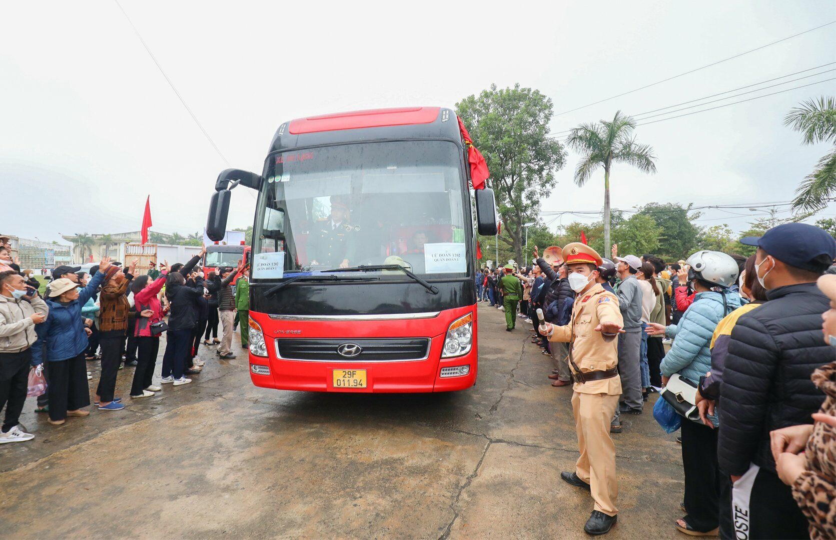 Để bảo đảm trật tự, an toàn giao thông, lực lượng CSGT cũng đã được huy động tại buổi lễ giao nhận quân ở huyện Đan Phượng.