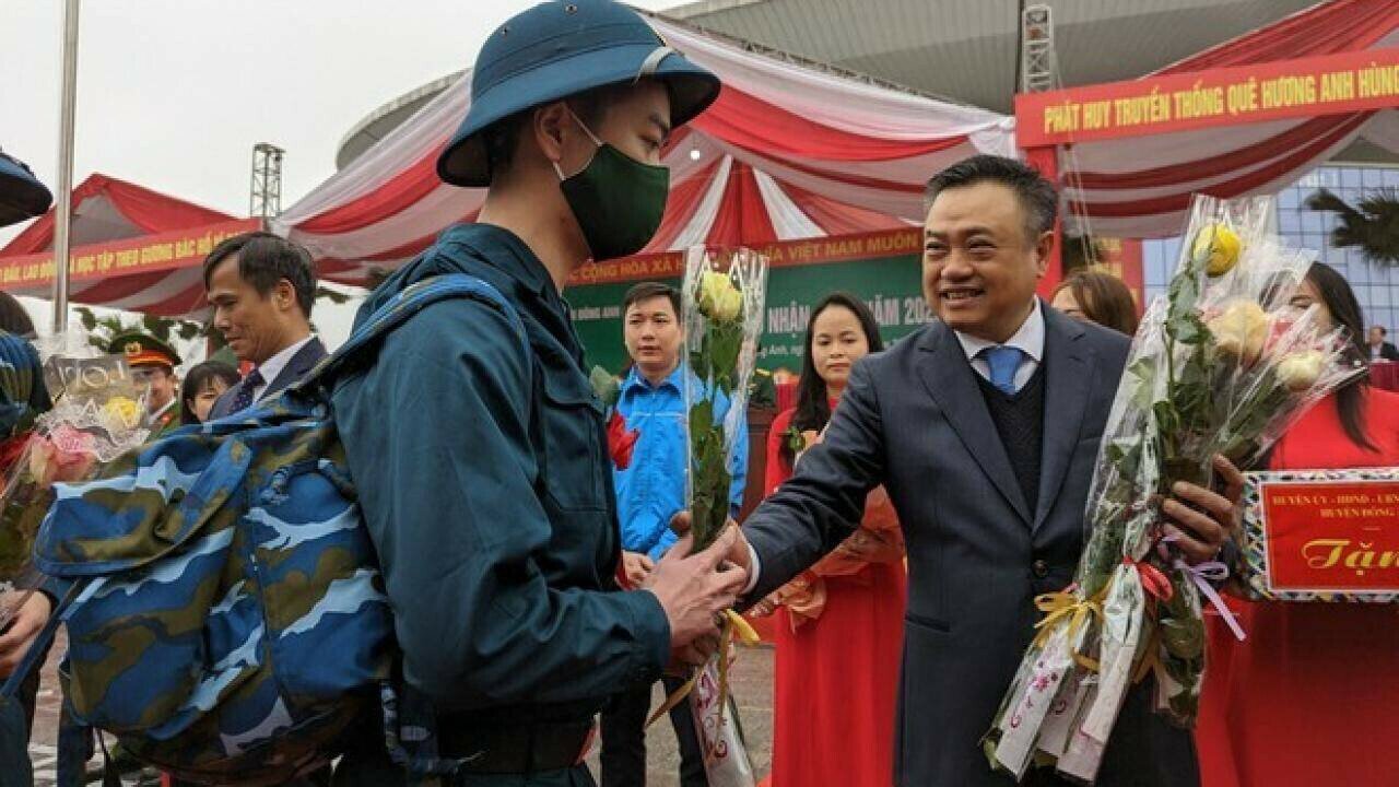 Hòa cùng không khí giao nhận quân năm 2023 của TP Hà Nội, sáng nay, Chủ tịch UBND TP Hà Nội Trần Sỹ Thanh - Chủ tịch Hội đồng Nghĩa vụ quân sự TP đã tới dự và động viên các tân binh lên đường nhập ngũ tại huyện Đông Anh.