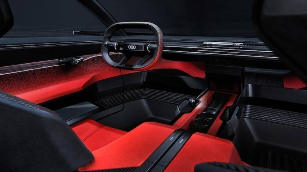 Nội thất màu đỏ xám có 4 chỗ ngồi với bảng điều khiển trung tâm chạy giữa hai hàng ghế. Activesphere còn có chỗ đựng thức ăn và đồ uống với nắp thủy tinh