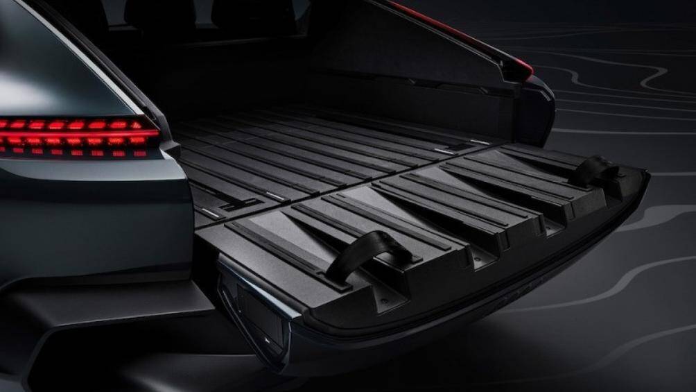Phần thân của Audi Activesphere có nhiều mảng kính và ốp trong suốt. Cốp sau của Activesphere có thể biến thành thùng chở hàng
