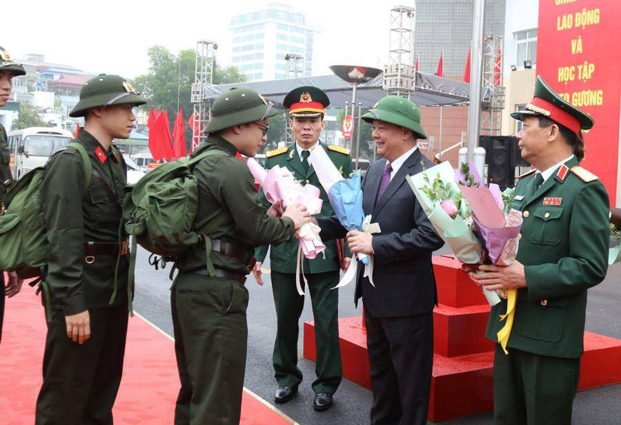 Sáng 6/2, quận Ba Đình tổ chức Lễ giao nhận quân cho 69 thanh niên trên địa bàn. Bí thư Thành ủy Hà Nội Đinh Tiến Dũng đến động viên tân binh lên đường nhập ngũ tại quận Ba Đình.