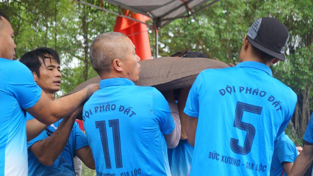 Theo tìm hiểu của PV, đất dùng để làm pháo là đất thịt phù sa, được loại bỏ các tạp chất, sau đó phơi khô rồi giã nhuyễn. Nhiều địa phương không có đất phù hợp thì phải đi mua đất tại các địa phương khác với giá khoảng 300 nghìn đồng/quả.