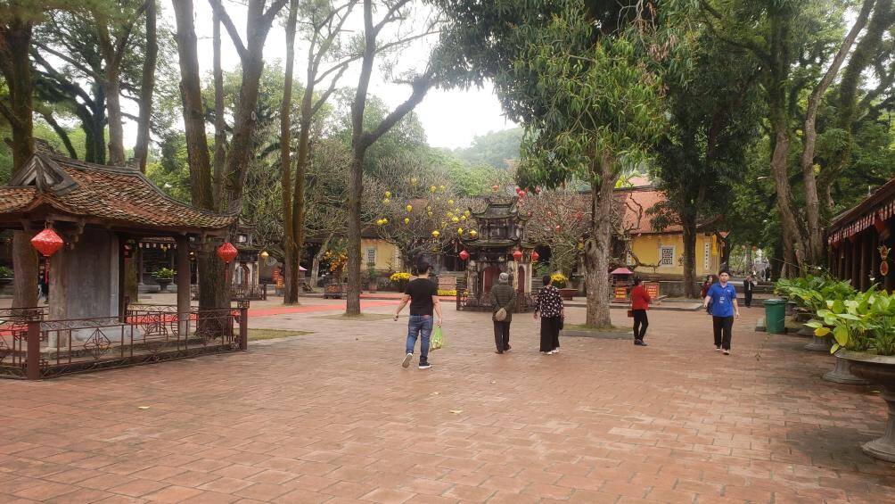 Sau phần khai hội và khai mạc tuần lễ văn hoá, từ khoảng hơn 10h sáng, khuôn viên khu di tích vắng người, chỉ còn lác đác vài người đến dâng lễ.