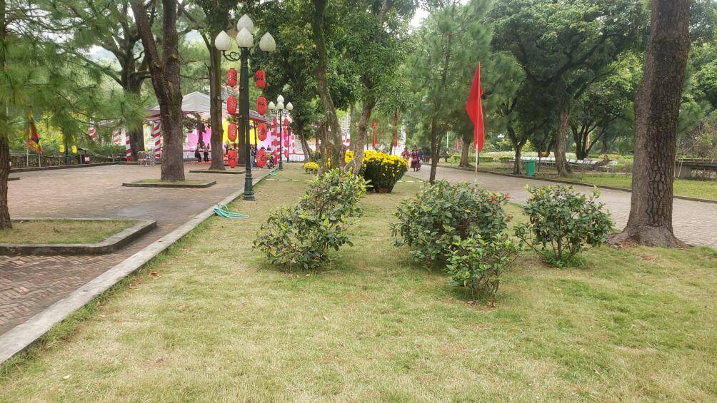 Khuôn viên khu di tích được chỉnh trang, không có hiện tượng vứt rác bừa bãi, cỏ cũng được cắt tỉa.