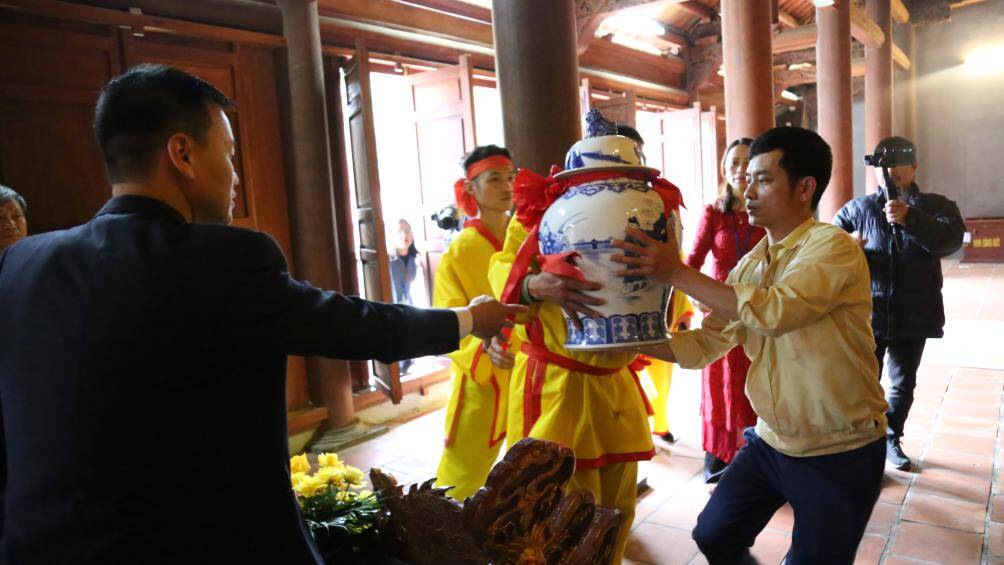 Các nhà sư làm lễ dâng hương, kính cáo thần linh, đăng đàn cầu nước. Nguồn nước tinh khiết xin từ vòng sinh khí được đựng trong bình thủy và rước lên kiệu chuyển về chùa.