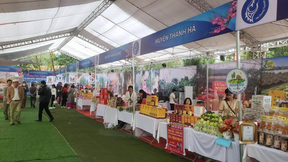 Các gian hàng trưng bày sản phẩm tại tuần văn hoá thu hút du khách tham gia. "Ngoài dâng hương tại khu di tích, chúng tôi còn được trải nghiệm các gian hàng giới thiệu sản phẩm du lịch tiêu biểu và sản phẩm nông sản đặc trưng của Hải Dương, các chương trình biểu diễn nghệ thuật để du khách thưởng thức và trực tiếp tham gia trải nghiệm như hát chèo, hát văn, ca trù…", anh Tưởng, người dân TP Hải Dương chia sẻ.