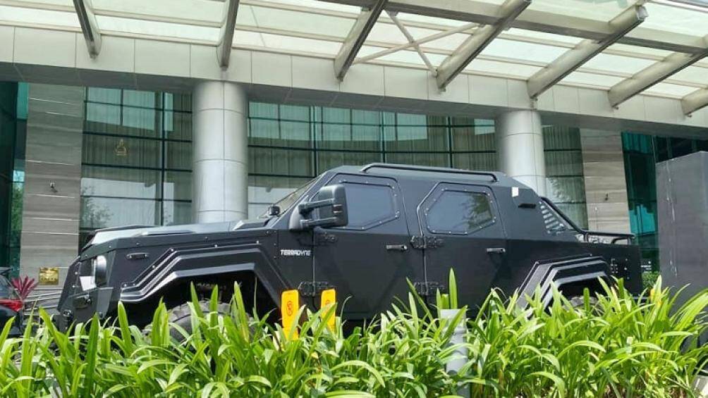 Bên dưới mui xe được trang bị khối động cơ V8, dung tích 6,7 lít