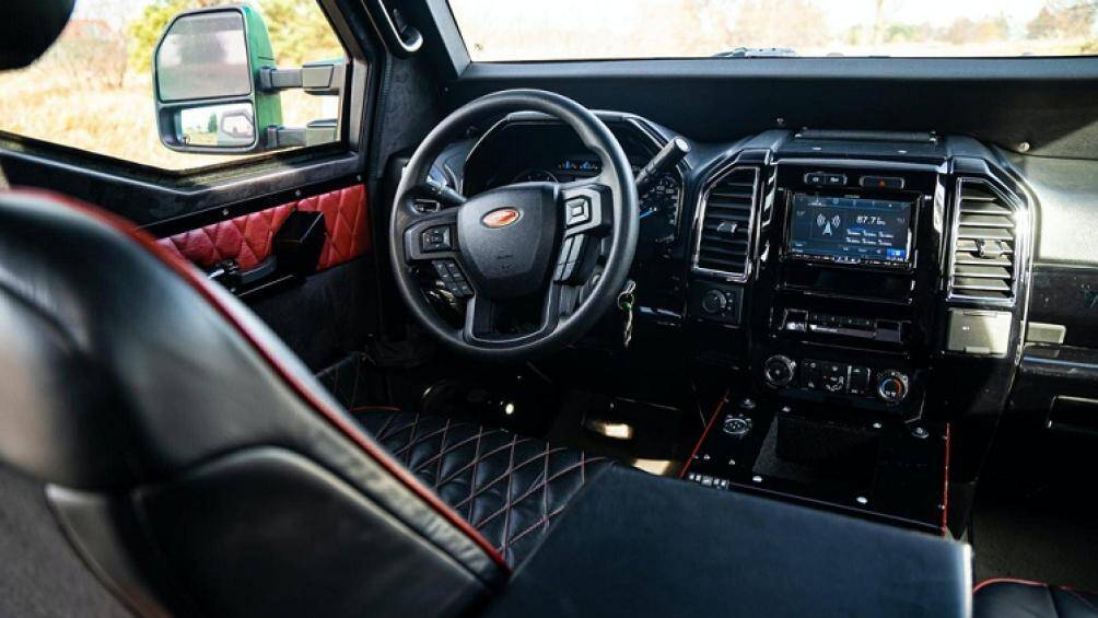 Các trang bị bên trong của xe như ghế ngồi bọc da sang trọng, các chi tiết carbon và thiết bị điện tử