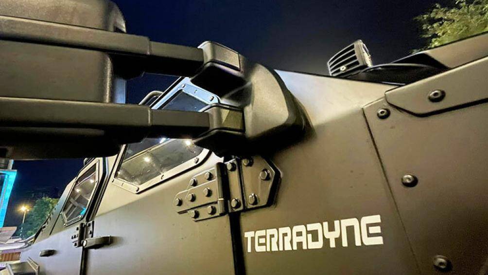 Chiếc xe bán tải này có thể chống được các loại súng cầm tay đơn giản, ngoài ra nó còn có trang bị thêm tời điện, bánh xe khổng lồ