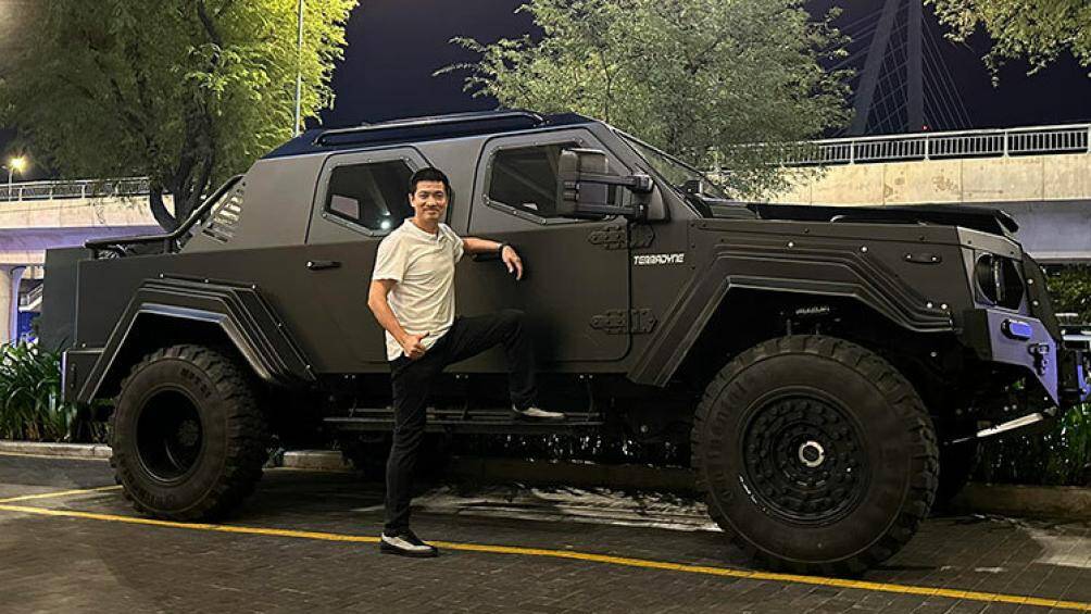 Một đại gia tại TP. HCM đã gây bất ngờ khi tậu chiếc xe bán tải Terradyne Gurkha bọc thép chống đạn và cho lăn bánh trên đường phố Việt