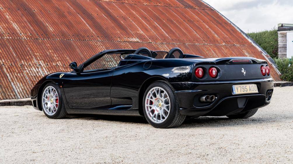 Ferrari 360 Spider đăng ký lần đầu vào tháng 7/2001, thời điểm Beckham chuyển giao sự nghiệp giữa 2 câu lạc bộ Manchester United và Real Madrid