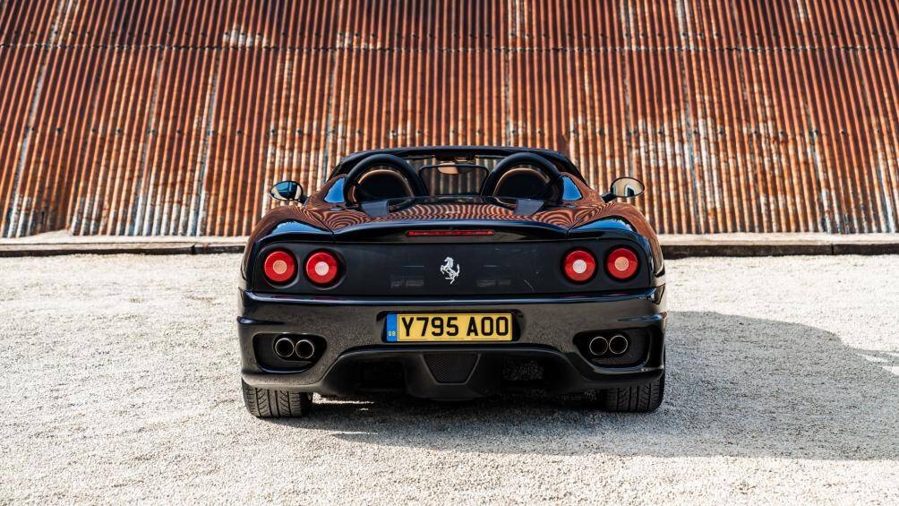 Ferrari 360 Spider trang bị động cơ V8 dung tích 3.6L hút khí tự nhiên sản sinh công suất lên đến 395 mã lực và mô-men xoắn cực đại 373 Nm