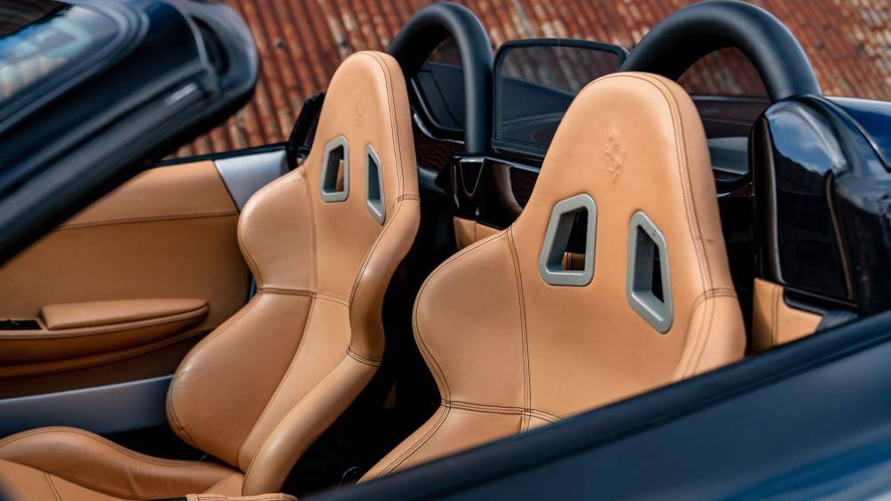 Ghế thể thao của chiếc Ferrari mui trần này làm từ sợi carbon với bề mặt bọc da cao cấp màu nâu Sabbia