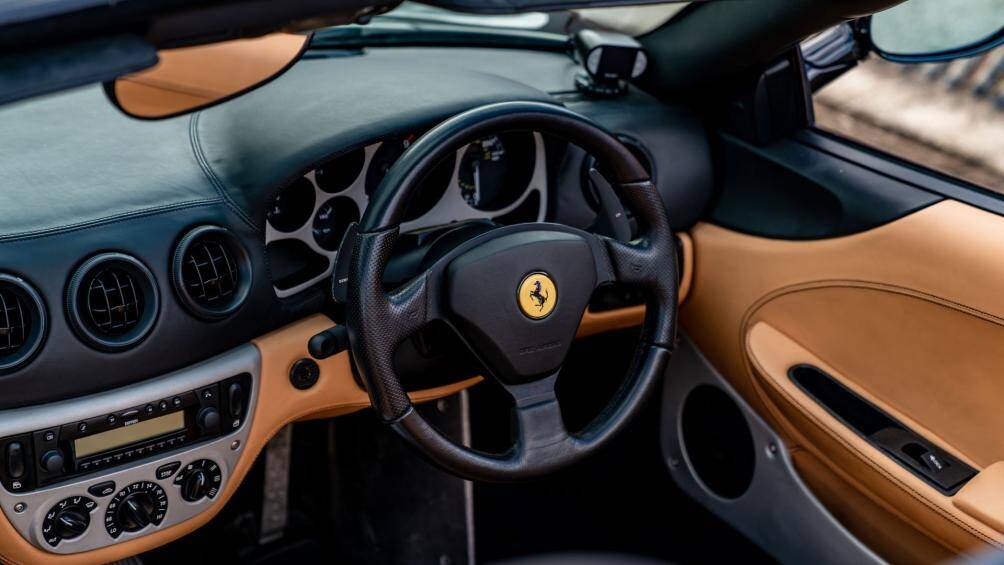Tổng thể nội thất của xe vẫn còn trong tình trạng tốt, vô lăng thể thao đặc trưng Manettino được Ferrari giới thiệu trên F430 vào năm 2004