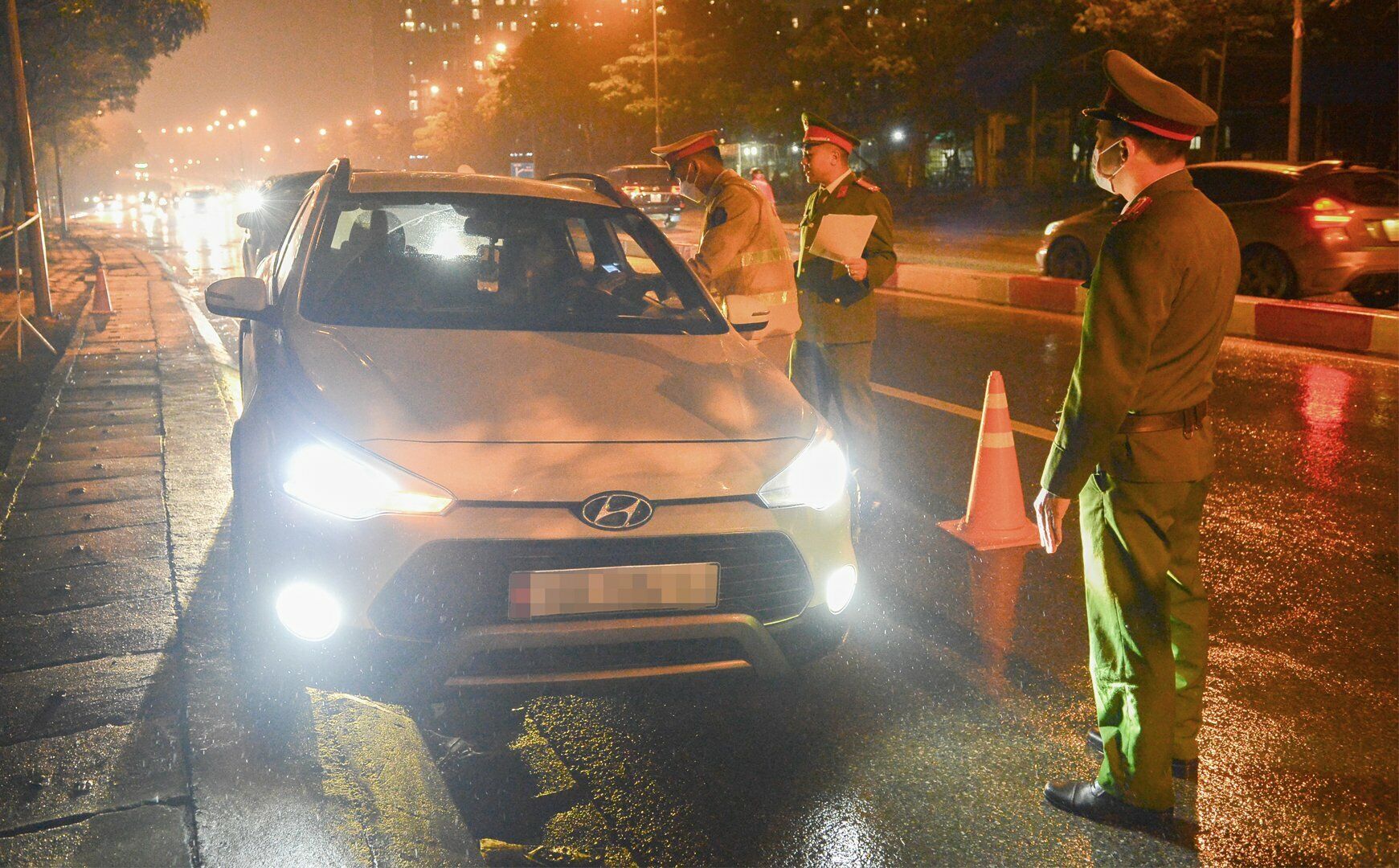 Đêm 8/2, theo chân Tổ công tác của Đội CSGT - trật tự, Công an quận Nam Từ Liêm (TP Hà Nội), PV Báo Giao thông ghi nhận nhiều trường hợp lái xe (xe máy và ô tô) vi phạm nồng độ cồn. Cụ thể, khoảng 21h, tài xế điều khiển chiếc xe ô tô sang Volvo BKS 30H-789.XX vi phạm nồng độ cồn ở mức 0,30 miligam/lít khí thở. Khi Tổ công tác yêu cầu tài xế xuất trình giấy tờ và ký vào kết quả đo nồng độ cồn thì người này đã ngỏ ý "được giải quyết nhanh" để không phải giữ xe.