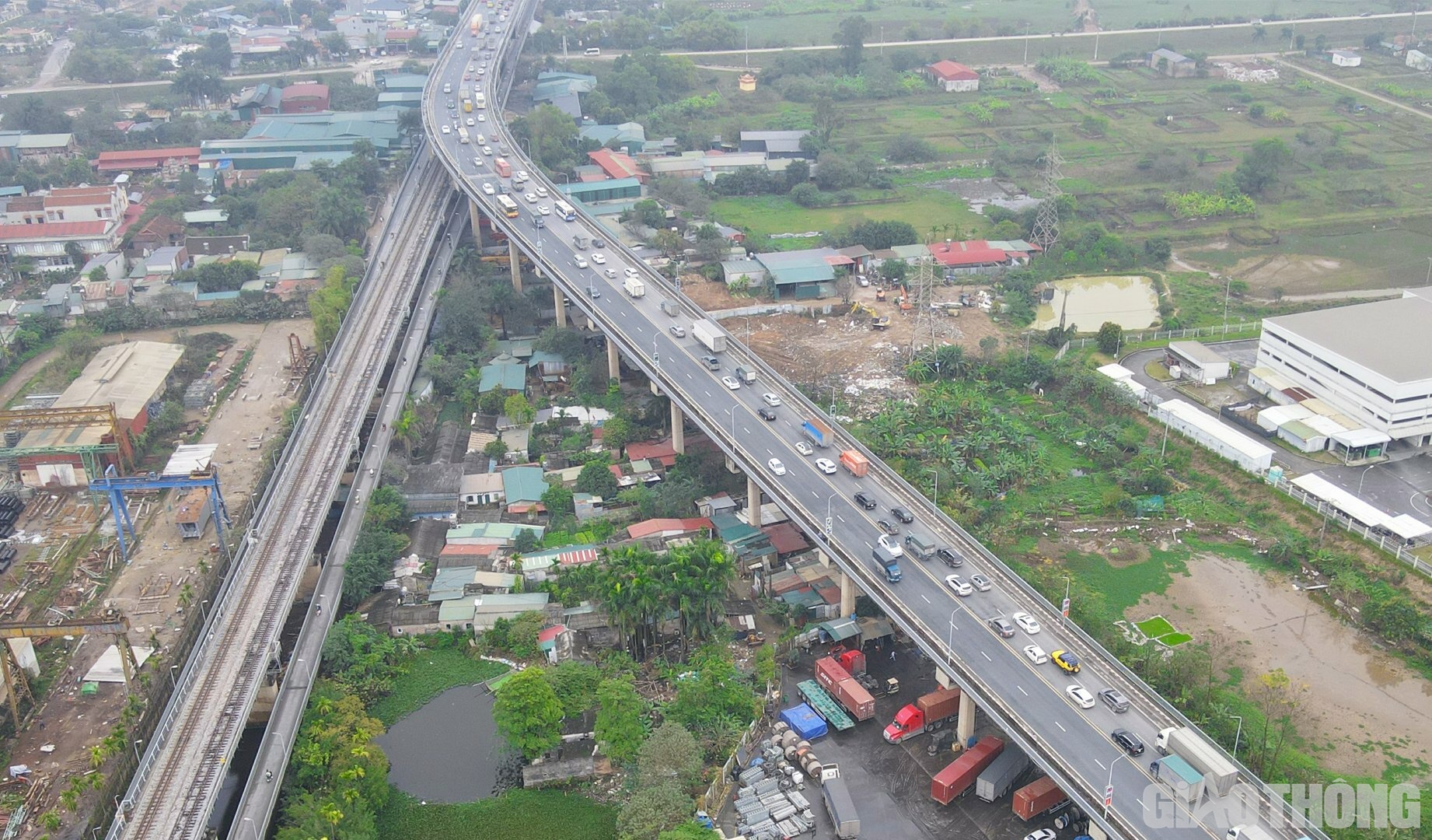 Ngày 9/2, sau khi xảy ra vụ cháy bãi phế liệu tại chân cầu Thăng Long, PV Báo Giao thông đã có mặt ở tại đây và ghi nhận, khu đất phần dưới chân cầu Thăng Long (qua xã Võng La, xã Hải Bối, huyện Đông Anh) bị rất nhiều cá nhân lấn chiếm để tập kết phế liệu, xây dựng lán xưởng, nhà hàng quán ăn, cơ sở sản xuất xơ dừa, chăn nuôi…