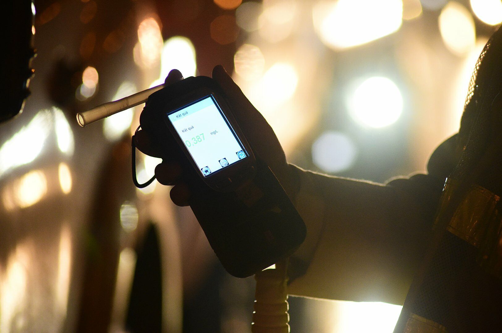 Lái xe này cho biết, mình chỉ uống 2 cốc bia. "Lẽ ra tôi không uống nhưng bạn bè mời nể nang quá đã uống 2 cốc, không ngờ nồng độ lại lên cao thế", nam tài xế này phân trần.