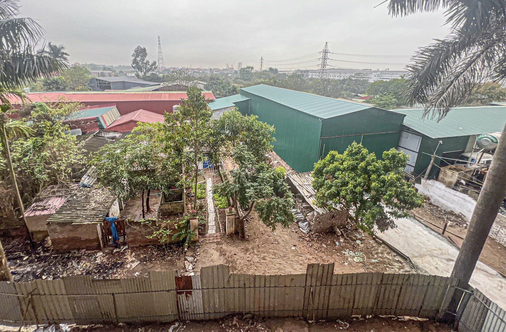 Còn tại địa phận xã Võng La, PV ghi nhận nhiều nhà xưởng vừa mới được dựng lên tại đây; cùng với đó là những con đường bê tông mới được đổ dẫn vào khu xưởng này.