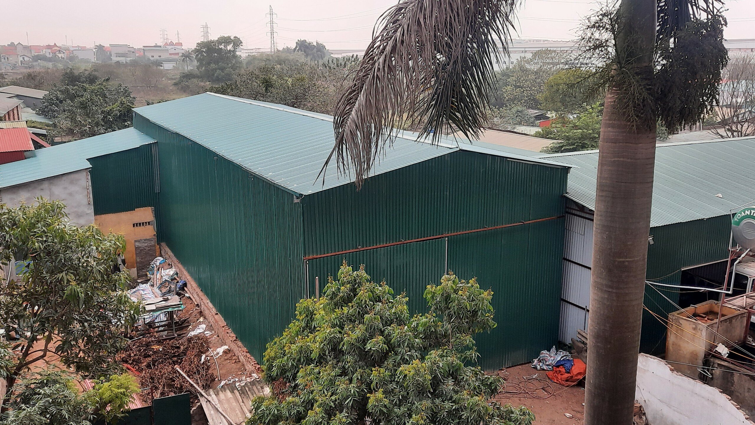 Ông Hà Xuân Trường, Phó Chủ tịch UBND xã Võng La xác nhận, những lán xưởng này vừa mới xây dựng và xã Võng La chưa nắm được hoạt động xây dựng trái phép này.