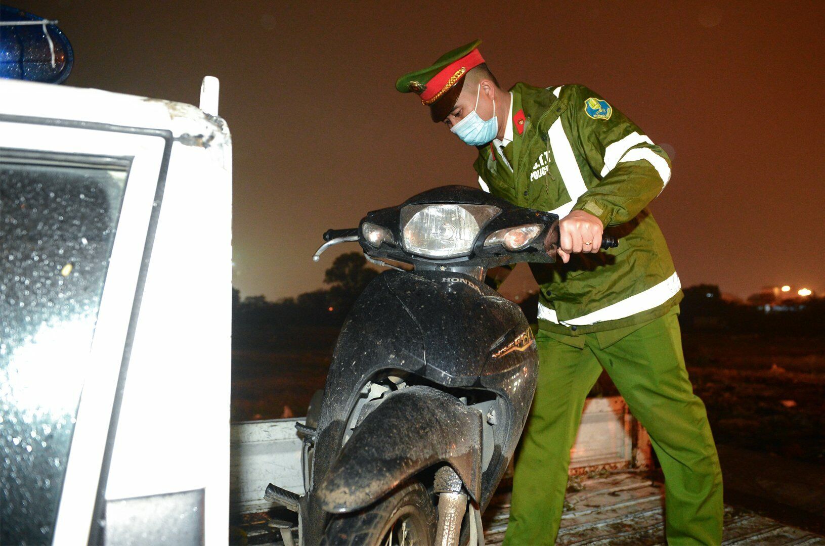 Sao đó, Tổ công tác còn xử lý 3 người điều khiển xe máy vi phạm nồng độ cồn. Trong số đó có người làm nghề chạy xe ôm cho một hãng xe công nghệ.