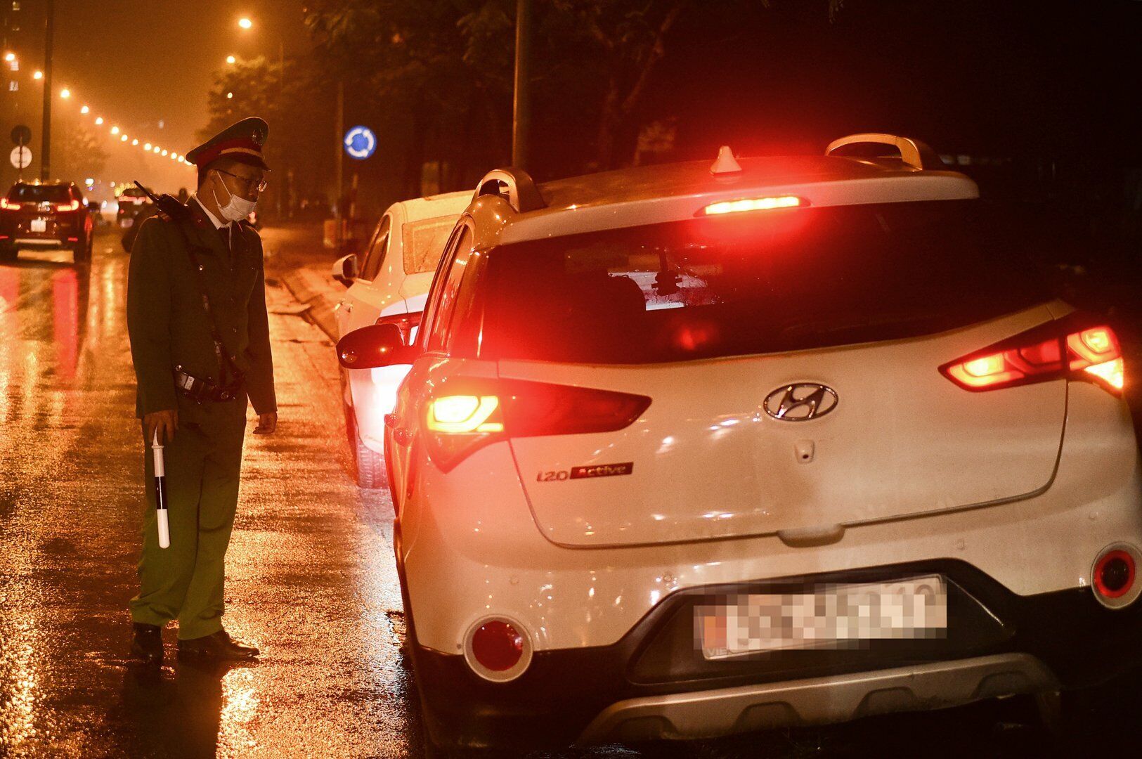 Người này cho biết: "Biết là chạy xe ôm không được uống nhưng mà bạn bè mời mọc nhiều nên đã uống 1 cốc bia".