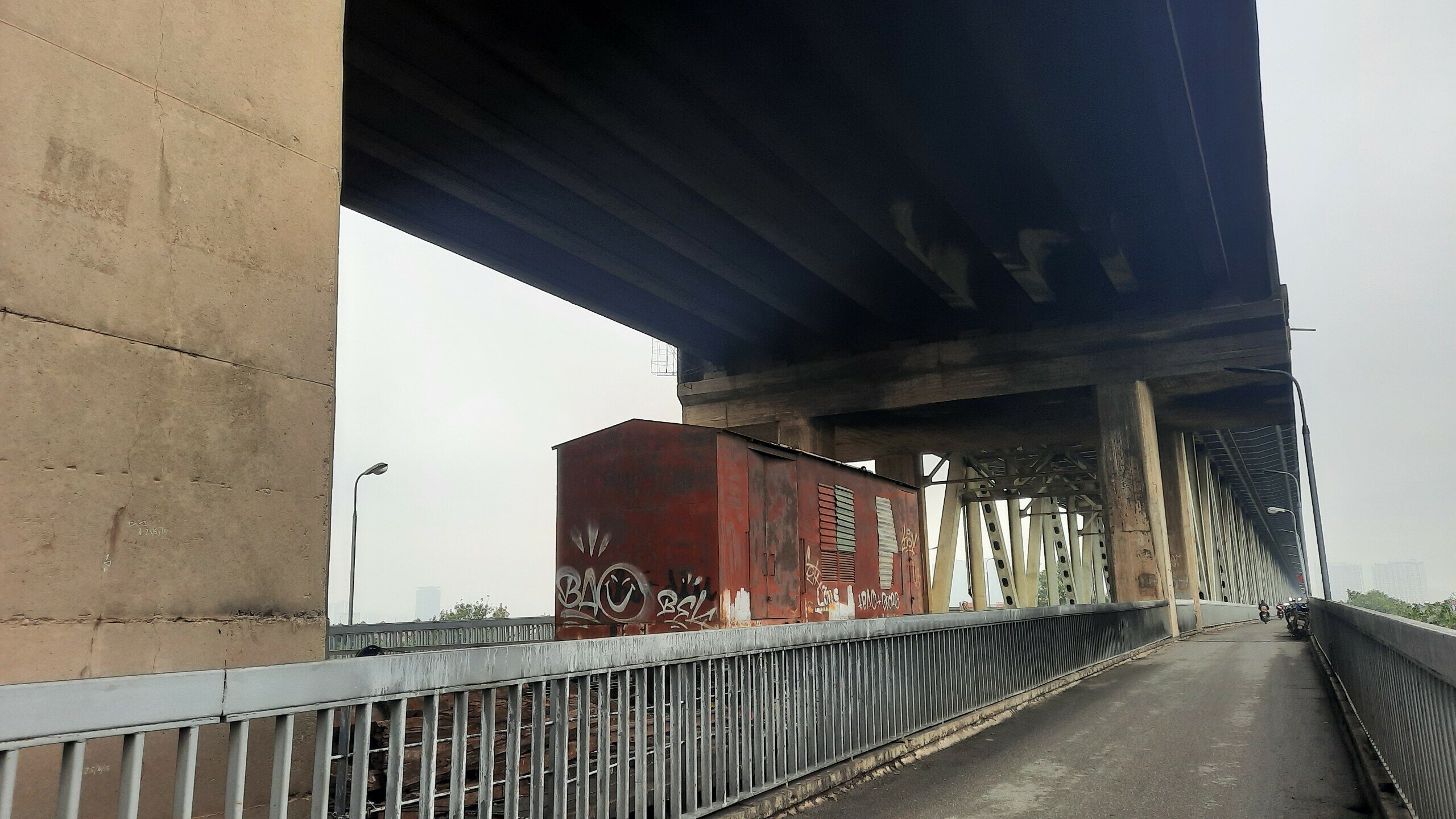 Vụ cháy đã khiến những thanh dầm phía trên tầng 2 của cầu bị khói ám đen kịt. Thời điểm xảy ra cháy, các tài xế bị khói bụi che khuất tầm nhìn, đi lại khó khăn và mất ATGT.