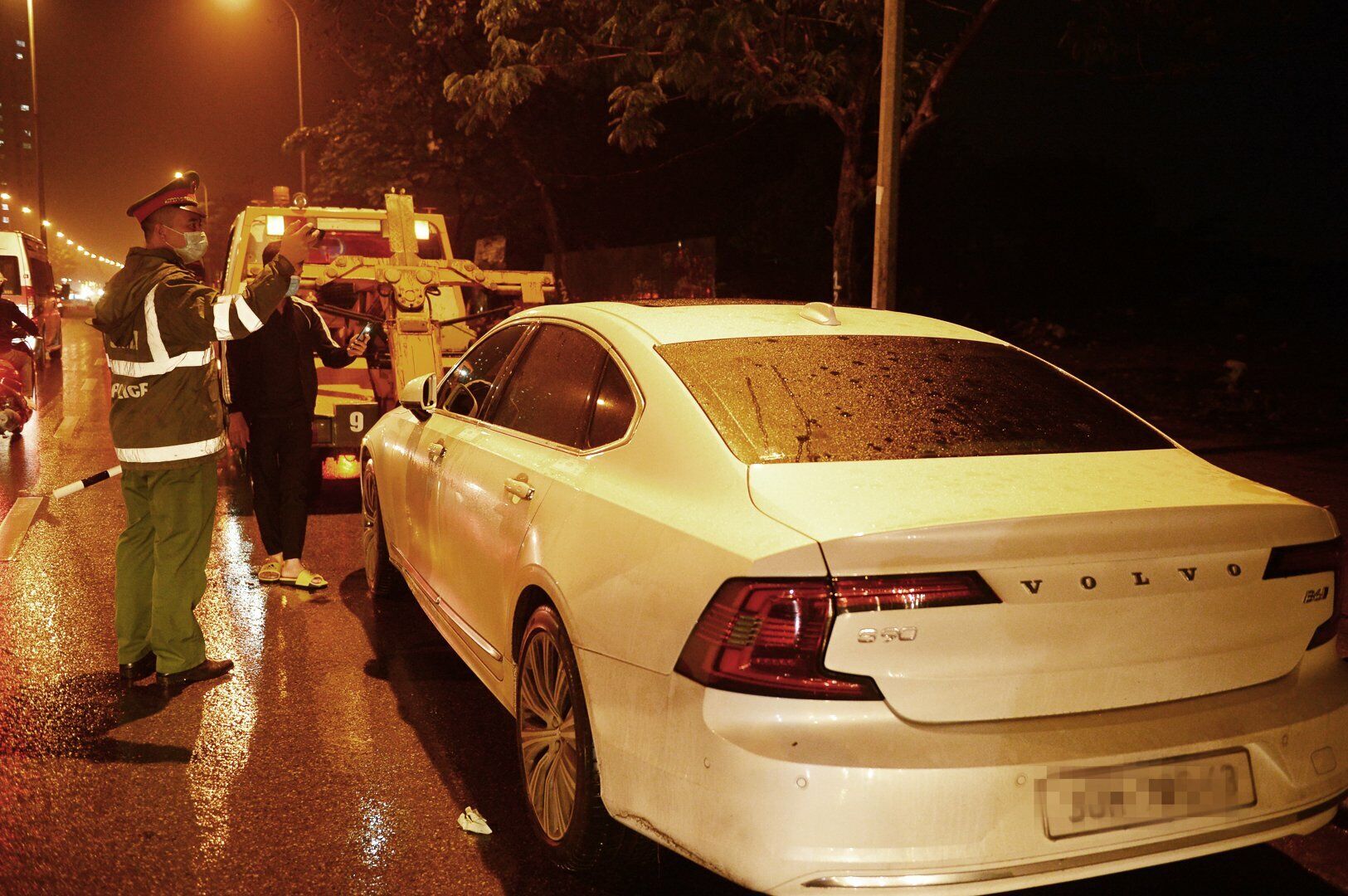 Trung tá Đặng Quốc Mười, Phó Đội trưởng Đội CSGT - trật tự, Công an quận Nam Từ Liêm (TP Hà Nội) cho biết, thực hiện nghiêm ý kiến chỉ đạo của Bộ Công an, Công an TP Hà Nội, Đội CSGT đã và đang tăng cường xử lý nghiêm hành vi lái xe sử dụng rượu bia. "Chúng tôi cương quyết xử lý nghiêm những lái xe vi phạm vi phạm nồng độ cồn để bảo đảm trật tự an toàn giao thông. Với tinh thần không có vùng cấm, mọi vi phạm đều sẽ bị xử lý nghiêm mà không chịu tác động trái phép nào", Trung tá Đặng Quốc Mười nói.