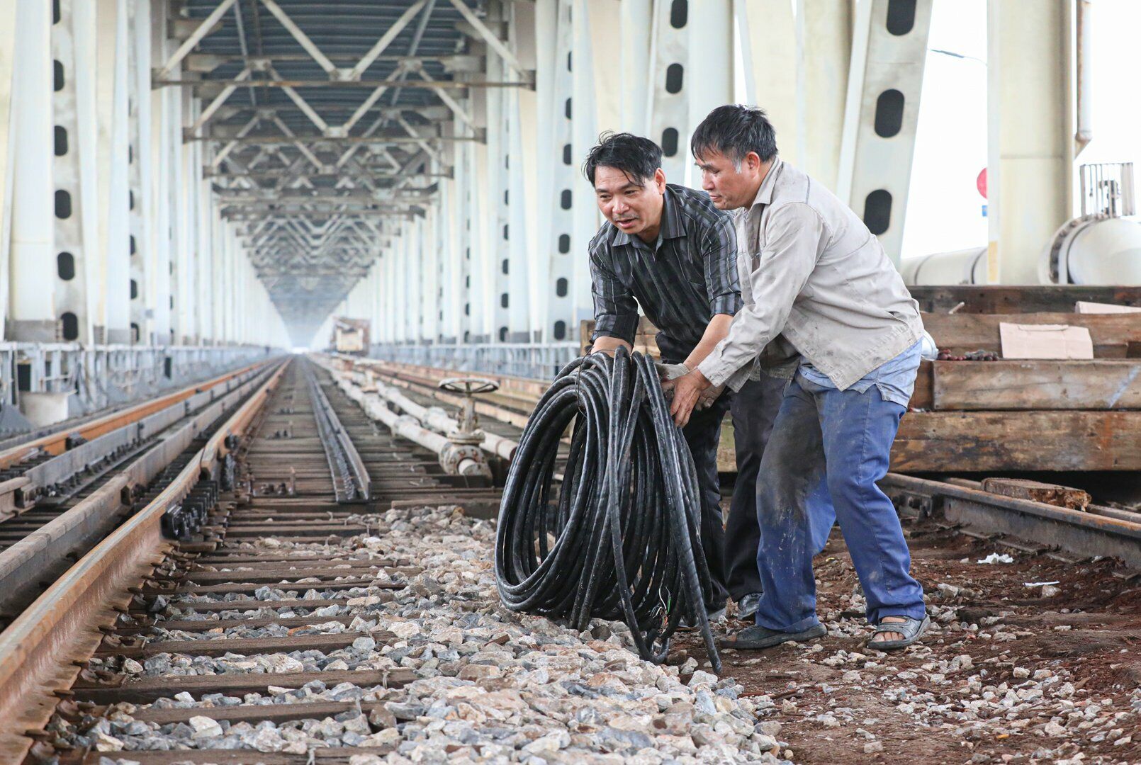 Nhiều mét cáp (cáp viễn thông, cáp điện, cáp thông tin nằm trên cầu) cũng bị hư hỏng bởi vụ cháy. Hiện tại công nhân đang phải tiến hành sửa chữa.