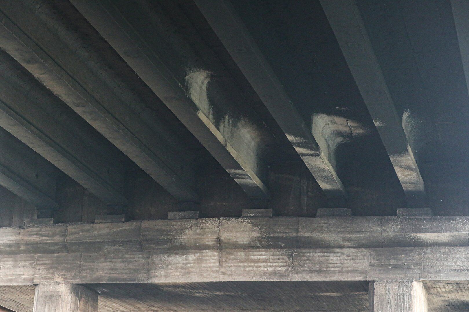 Trao đổi với PV Báo Giao thông, ông Nguyễn Đức Tuấn, Giám đốc Công ty Cổ phần Đường sắt Hà Thái (đơn vị quản lý, bảo trì hệ thống đường sắt qua cầu Thăng Long) cho hay, vụ cháy không gây ảnh hưởng đến kết cấu của trụ cầu.