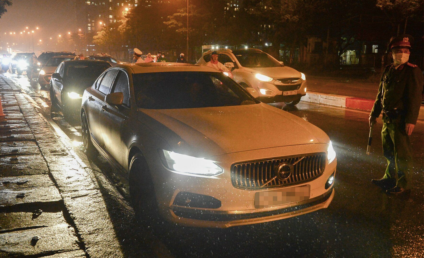 Tổ công tác đã giải thích cho tài xế xe Volvo BKS 30H-789.XX việc giữ xe nhằm bảo đảm an toàn giao thông cho chính tài xế này và những người xung quanh. Sau khi được giải thích, nam tài xế xe Volvo BKS 30H-789.XX đã chấp hành và ký vào biên bản. Với lỗi vi phạm này, tài xế sẽ bị phạt từ 6-8 triệu đồng và tước GPLX từ 10-12 tháng.