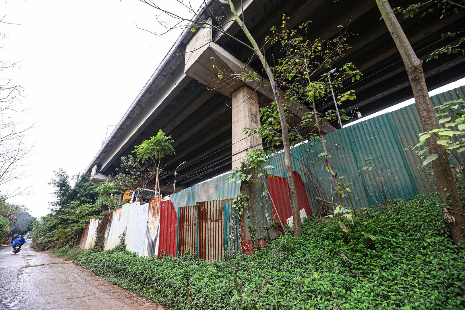 Xung quanh khu đất này được bao vây bởi những tường rào bằng tôn.