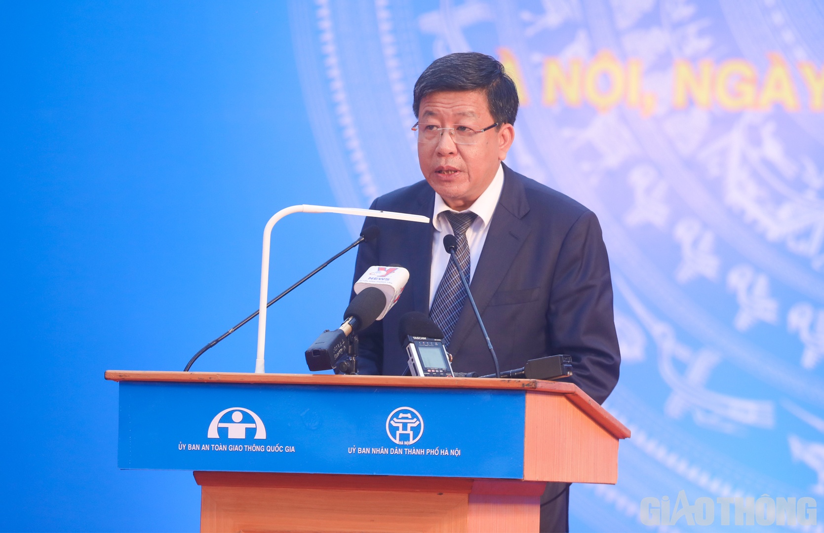 Phát biểu tại Lễ phát động, nhằm thực hiện công tác bảo đảm TTATGT, giảm ùn tắc giao thông trên địa bàn TP Hà Nội năm 2023; đạt mục tiêu tiếp tục giảm 5% - 10% TNGT trên cả 3 tiêu chí, phục vụ tốt nhu cầu đi lại của người dân, ông Dương Đức Tuấn, Phó Chủ tịch UBND TP Hà Nội đã đề nghị Giám đốc Công an TP, Sở GTVT, Chủ tịch UBND các quận, huyện, thị xã và các đơn vị liên quan chỉ đạo tăng cường tuần tra kiểm soát, xử lý nghiêm các hành vi vi phạm TTATGT đường bộ, đường sắt, đường thủy nội địa trên nguyên tắc “thượng tôn pháp luật để xây dựng văn hóa giao thông an toàn”.